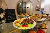 Un buffet con muchos tipos diferentes de comida en exhibición. en Ari Boutique Hôtel - Adult Only, en Marrakech