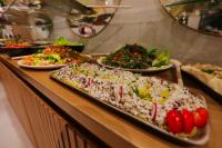 Un buffet con platos de comida en una mesa. en Ari Boutique Hôtel - Adult Only, en Marrakech