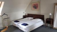 Dos camas en una habitación de hotel con toallas. en hebergement-luxeuil-les-bains, en Luxeuil-les-Bains