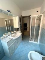 Kúpeľňa v ubytovaní Chéry Holiday Home