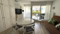 Televízia a/alebo spoločenská miestnosť v ubytovaní Charmant appartement classé et son jardin à 2 pas de la plage - AC Fibre Parking