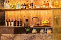 ロサンゼルスにあるThe Delphi Downtown LAのたくさんの酒瓶が並ぶバー