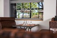 een tafel voor een raam met een tafel waarop glazen staan bij Camping Alpes Dauphiné in Gap