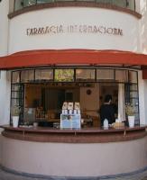 een man die voor een restaurant staat bij Casa Nuevo Leon in Mexico-Stad