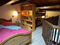 Łóżko lub łóżka w pokoju w obiekcie Chaleureux studio-mezzanine