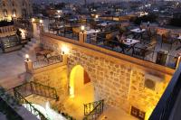 MidyatにあるMons Masius Hotel Terasの夜は市街の景色を望む屋上バー