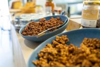 Dos cuencos azules de comida sobre una mesa en Le Lieu Dit, en Nantes