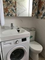Łazienka w obiekcie Appartement avec piscine - rez de jardin