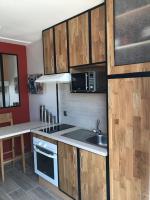 Kuchnia lub aneks kuchenny w obiekcie Appartement avec piscine - rez de jardin