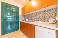 A kitchen or kitchenette at Arianna Studio 16