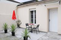 un patio con mesa, sillas y plantas en Beautiful apartment of 20 m with terrace, en Ivry-sur-Seine