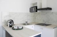 cocina blanca con fregadero y encimera en Beautiful apartment of 20 m with terrace, en Ivry-sur-Seine
