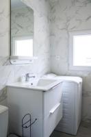 Baño blanco con lavabo y espejo en Beautiful apartment of 20 m with terrace, en Ivry-sur-Seine