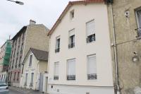 un edificio blanco al lado de una calle en Beautiful apartment of 20 m with terrace, en Ivry-sur-Seine