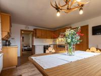 Kuchnia lub aneks kuchenny w obiekcie Holiday Home Haus Weickl by Interhome