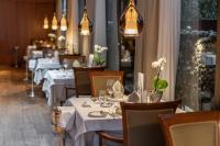 Reštaurácia alebo iné gastronomické zariadenie v ubytovaní Hotel Mignon Meran Park & Spa