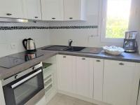 A kitchen or kitchenette at Fr&eacute;jus, studio, 100 m de la plage-port Fr&eacute;jus