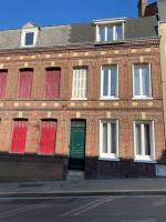 a brick building with a green door and red windows at Le Domaine : maison proche de la plage et du port in Fécamp