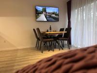 Televízia a/alebo spoločenská miestnosť v ubytovaní Apartments River