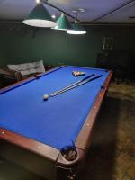 Biliardový stôl v ubytovaní Domki u Jacka sauna bilard tenis air hockey piłkarzyki bawialnia plac zabaw