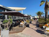 Reštaurácia alebo iné gastronomické zariadenie v ubytovaní Bel Appartement en front de mer -Palavas les Flots
