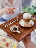 アンカラにあるMimi Hotel Ankaraのお盆を持つ者