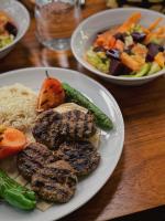 アンカラにあるMimi Hotel Ankaraのテーブルの上に置かれたご飯と野菜の盛られた皿