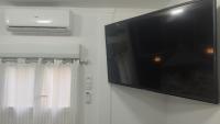 einen Flachbild-TV, der an einer Wand hängt in der Unterkunft Cannes Centre in Cannes