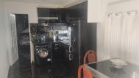 eine Küche mit einem schwarzen Kühlschrank, einer Waschmaschine und einem Trockner in der Unterkunft Cannes Centre in Cannes