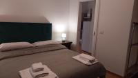 Un dormitorio con una cama grande con toallas. en Appartament la Maison Petit Napoli, en Nápoles