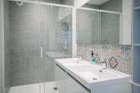 Bathroom sa Appartement T5 Bompard Centre Rodez, Parking Priv&eacute;