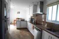 Kuchyňa alebo kuchynka v ubytovaní Villa Seaview Suncoast Luxury