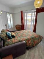 a bedroom with a bed and a couch at Appartement atypique et original in Nice