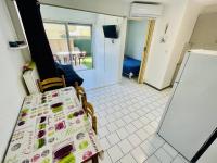 Kuchyňa alebo kuchynka v ubytovaní Appartement 6 pers. - Proche port et plage avec terrasse & parking privé - Cap d'Agde - FR-1-723-68