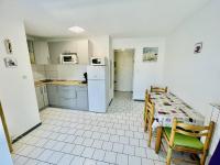 Kuchyňa alebo kuchynka v ubytovaní Appartement 6 pers. - Proche port et plage avec terrasse & parking privé - Cap d'Agde - FR-1-723-68