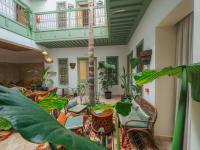 una sala de estar con muchas plantas en Riad Lalla Mimouna, en Marrakech