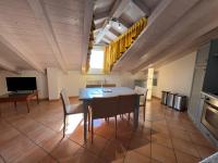 Televízia a/alebo spoločenská miestnosť v ubytovaní Studio Apartments Baia Azzurra 7