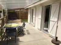 Balkon lub taras w obiekcie Villa dans la pinède, au calme à proximité du lac et des plages, jusqu'à 7 personnes