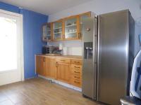 Kuchnia lub aneks kuchenny w obiekcie Villa dans la pinède, au calme à proximité du lac et des plages, jusqu'à 7 personnes