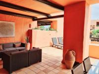 Posedenie v ubytovaní Superb 2-bed apartment in Duquesa