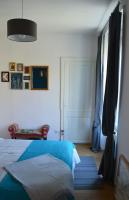 Poste&#x13E; alebo postele v izbe v ubytovan&iacute; Le Jaur&egrave;s, logement d&rsquo;exception