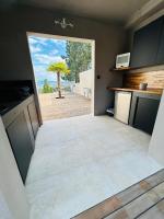 Kuchnia lub aneks kuchenny w obiekcie CASA LC chambre1 vue Mer Jacuzzi