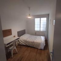Łóżko lub łóżka w pokoju w obiekcie Maison 6 chambres avec jardin à Angers