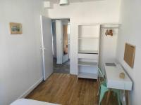 Łóżko lub łóżka w pokoju w obiekcie Maison 6 chambres avec jardin à Angers