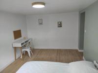 Łóżko lub łóżka w pokoju w obiekcie Maison 6 chambres avec jardin à Angers