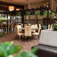 een eetkamer met tafels, stoelen en planten bij Premium Chalet 4109 Blue in Vierumäki