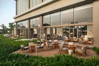 En restaurant eller et andet spisested på New World Hoiana Beach Resort