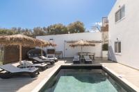 Bazén v ubytovaní Luxury Villa Cavo Mare Meltemi with private pool & jacuzzi alebo v jeho blízkosti