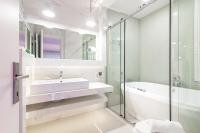 Kúpeľňa v ubytovaní Luxury Villa Cavo Mare Meltemi with private pool & jacuzzi