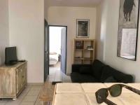 Telewizja i/lub zestaw kina domowego w obiekcie Appartement face aux Arènes
